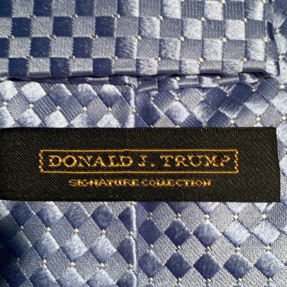 DONALD  J  . TRUM - SIGNATURE COLLECTION!! - Picture 4 of 10